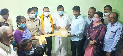 கும்மிடிப்பூண்டி: ஏழை எளியோருக்காக கட்டப்பட்ட வீட்டை எம்எல்ஏ திறந்து வைத்தார்