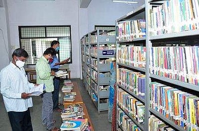 கரோனா வழிகாட்டு நெறிமுறைகளைப் பின்பற்றி நூலகங்கள் இயங்கத் தொடங்கின