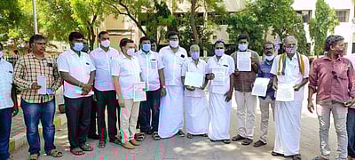 மணல் குவாரிகளை மீண்டும் திறக்கக்கோரி  ஆட்சியரிடம் மனு