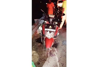 மானாமதுரை அருகே பைக் விபத்தில் மகன் கண் எதிரே தாய் சாவு 