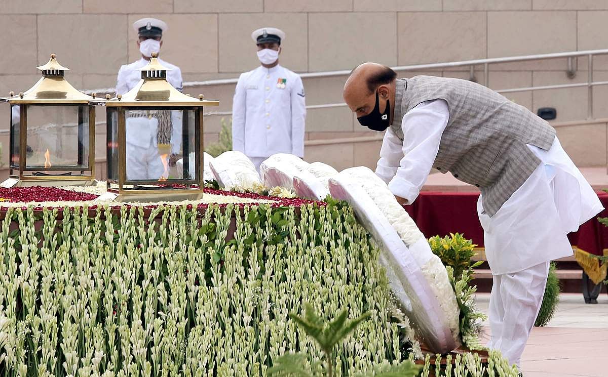 புதுதில்லியில் கார்கில் போரின் 22ஆம் ஆண்டு நினைவுதினத்தை முன்னிட்டு பாதுகாப்புத்துறை அமைச்சர் ராஜ்நாத் சிங், போர் நினைவிடத்தில் மலர் வளையம் வைத்து அஞ்சலி செலுத்தினர்.