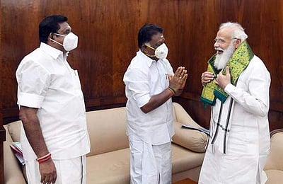 ஓபிஎஸ், இபிஎஸ் இருவரையும் தனித்தனியாக சந்தித்த பிரதமா்