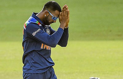 கிருணாலுக்கு கரோனா: ஆட்டம் ஒத்திவைப்பு