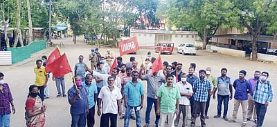 மானாமதுரையில் எஸ்.ஆர்.எம்.யூ. ரயில்வே தொழிலாளர்கள் ஆர்ப்பாட்டம்