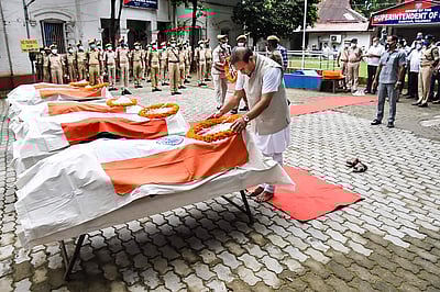 உயிரிழந்த 5 காவலர்களின் உடலுக்கு அசாம் முதல்வர் நேரில் அஞ்சலி