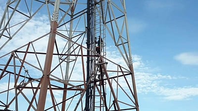 கோயில் இடத்தை ஆக்கிரமித்த அதிமுக பிரமுகர்: செல்போன் டவரில் ஏறி பூசாரி போராட்டம்