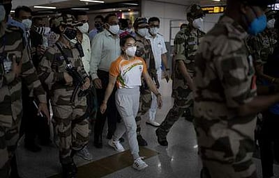 நாடு திரும்பினாா் பதக்க நாயகி