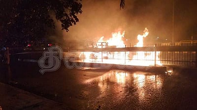 கிருஷ்ணகிரி அருகே சாலை விபத்தில்  இரண்டு லாரிகள் தீப்பிடித்து எரிந்தது போக்குவரத்து பாதிப்பு