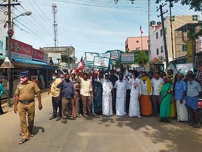 ஆரணி: தேர்தல் வாக்குறுதியை நிறைவேற்ற வலியுறுத்தி அதிமுகவினர் ஆர்ப்பாட்டம்