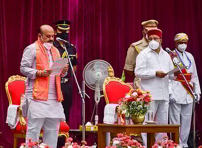 கர்நாடகத்தின் புதிய முதல்வராக பதவியேற்றார் பசவராஜ் பொம்மை