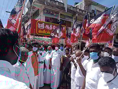 திருவாடானையில் அதிமுக கண்டன ஆர்ப்பாட்டம்