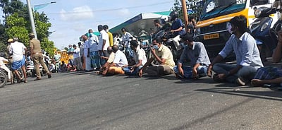 திருப்பூரில் கரோனா தடுப்பூசி செலுத்தக்கோரி பொதுமக்கள் சாலை மறியல்