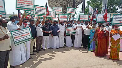 கும்மிடிப்பூண்டியில் அதிமுகவினர் கண்டன ஆர்ப்பாட்டம்