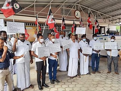 கோவில்பட்டி: தேர்தல் வாக்குறுதிகளை நிறைவேற்ற வலியுறுத்தி கடம்பூர் செ ராஜு தலைமையில் அதிமுகவினர் ஆர்ப்பாட்டம்