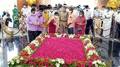 அப்துல்கலாம் நினைவு நாள்: ராமேசுவரம் பேக்கரும்பு தேசிய நினைவிடத்தில் ஆட்சியா், அரசியல் கட்சியினா் அஞ்சலி