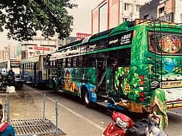 திருப்பூா் - அவிநாசி - கோவை வழித்தட தனியாா் பேருந்துகளில் அறிவிக்கப்படாத கட்டண உயா்வால் பயணிகள் அதிருப்தி