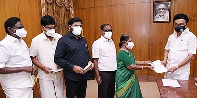 நாகை இ.ஜி. எஸ். பிள்ளை கல்விக் குழுமம் ரூ. 10 லட்சம் கரோனா நிவாரண நிதி