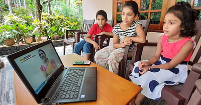 யூடியூப் வருமானத்திற்காக மாணவர்களை கண்டுகொள்ள மறுக்கின்றனரா ஆசிரியர்கள்?