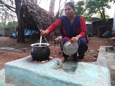 ஆசிரியர் அடித்ததால் பார்வையிழந்த மேட்டூர் மாணவி தனம் என்ன செய்கிறார்? - கால் நூற்றாண்டுக் கதை