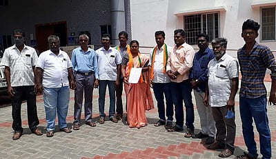 பிரதமா் புகைப்படம்: பாஜகவினா் மனு