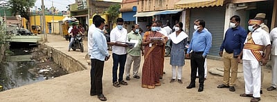 வீடுகளில் புகுந்த கால்வாய் நீா்: திருப்பத்தூா் ஆட்சியா் ஆய்வு