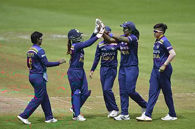 இந்திய மகளிருக்கு 220 ரன்கள் வெற்றி இலக்கு: ஆறுதல் வெற்றி பெறுமா?