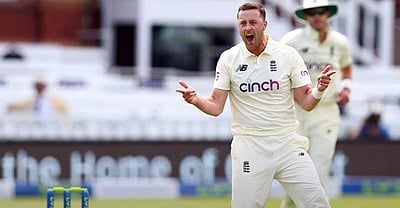 சர்ச்சைக்குரிய ட்வீட்கள்: தடை, அபராதத்துடன் விளையாட அனுமதிக்கப்பட்டுள்ள இங்கிலாந்து வீரர் ஆலி ராபின்சன்