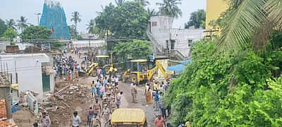 சிறுவாபுரி முருகன்கோயில் எதிரே ஆக்ரமிப்புகள் அகற்றம்