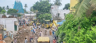சிறுவாபுரி முருகன்கோயில் எதிரே ஆக்ரமிப்புகள் அகற்றம்