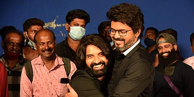 பீஸ்ட்: நடன இயக்குநரைக் கட்டியணைத்து வாழ்த்திய விஜய்