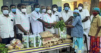 தூய்மைப் பணியாளா்களுக்கு நிவாரணப் பொருள்கள்