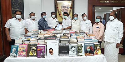 1,000 புத்தகங்களை எழும்பூர் கன்னிமாரா பொது நூலகத்திற்கு வழங்கினார் முதல்வர்