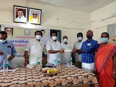 உங்கள் தொகுதியில் முதலமைச்சா்  திட்டத்தில் 5 பேருக்கு வீடுகட்ட  அனுமதி ஆணை வழங்கல்