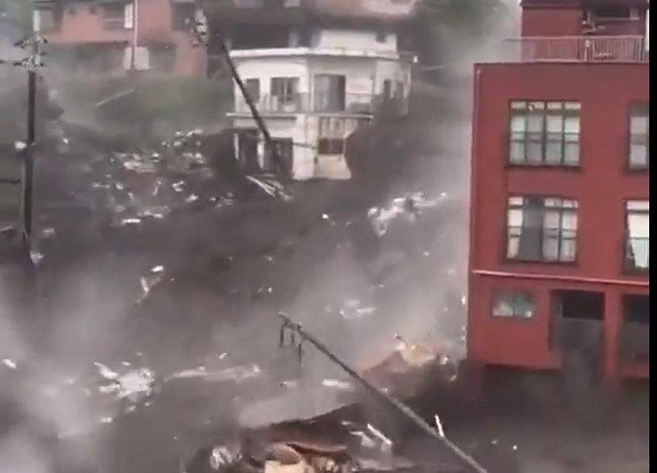 ஜப்பானில் திடீர் நிலச்சரிவு: பலர் மாயம் (விடியோ)