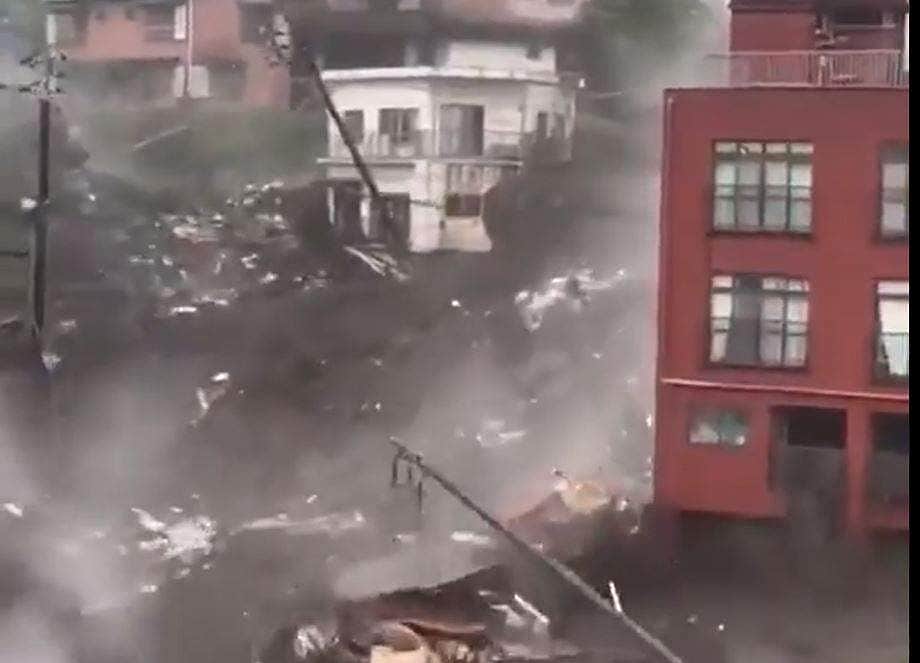 ஜப்பானில் திடீர் நிலச்சரிவு: பலர் மாயம் (விடியோ)