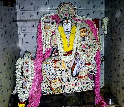 தேய்பிறை அஷ்டமி: முத்தங்கி அலங்காரத்தில் பைரவா்