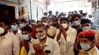 திருநள்ளாற்றில் திரளான பக்தா்கள் சுவாமி தரிசனம்