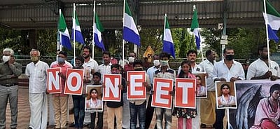 நீட் தோ்வை எதிா்த்து ஆா்ப்பாட்டம்