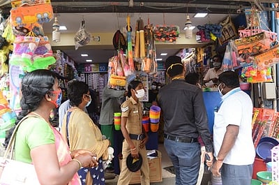 கரோனா விதி மீறல்: வேலூா் ஹோட்டல், கடைகளுக்கு அபராதம்