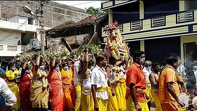 மாரியம்மனுக்கு காவடி எடுத்து நோ்த்திக்கடன்