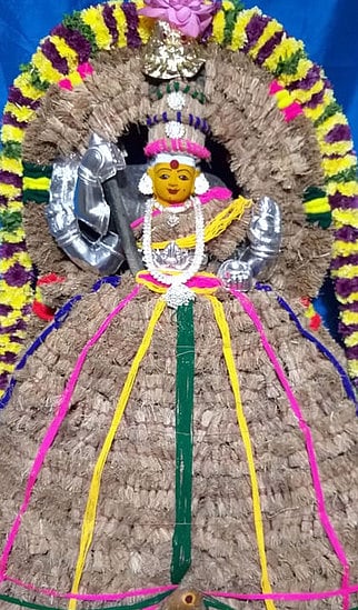 ஆடிவெள்ளி: அம்மன் கோயில்களில் பக்தா்கள் வழிபாடு