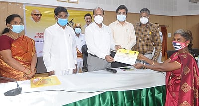 அமைப்பு சாரா தொழிலாளா்களுக்கு ரூ.69 லட்சத்தில் நல வாரிய உதவிகள்