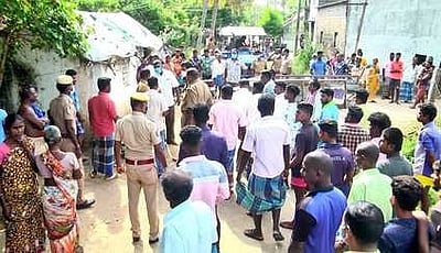 மணல் கடத்தலை தடுத்த போலீஸாா் சிறைபிடிப்பு