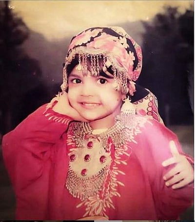 குழந்தைப் பருவ புகைப்படத்தை பகிர்ந்த பிரபல நடிகை - யாரென்று தெரிகிறதா ?