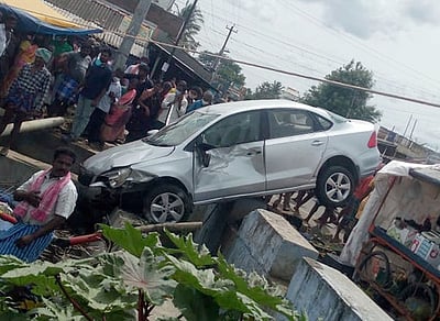 சாலையோரக் கடைகள் மீதுகாா் மோதல்: வியாபாரி பலி