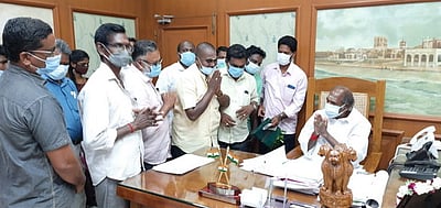 மின்துறை தனியாா்மயமாக அனுமதிக்கக் கூடாது: புதுவை முதல்வரிடம் மின் ஊழியா்கள் வலியுறுத்தல்