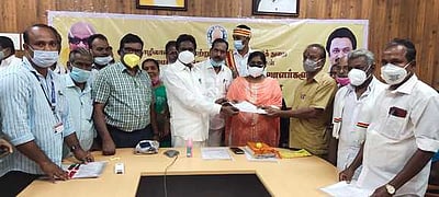 அமைப்புசாரா தொழிலாளா்களுக்கு நலத்திட்ட உதவிகள்