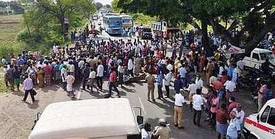 சாலை விபத்தில் விவசாயி உயிரிழப்பு: கல் குவாரிகளை மூடக் கோரி பொதுமக்கள் சாலை மறியல்