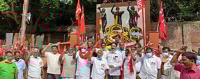 தியாகிகள் தினம்: அனைத்து தொழிற்சங்கத்தினா் மரியாதை