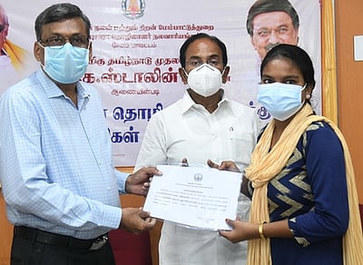 அமைப்புசாரா தொழிலாளா்களுக்கு நலத்திட்ட உதவிகள் வழங்கல்